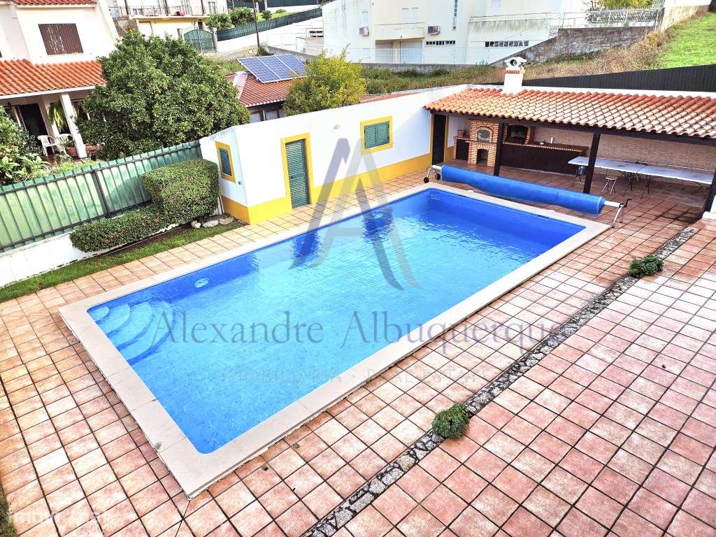 Moradia Isolada T4 de Prestígio com Piscina e Jardim-31