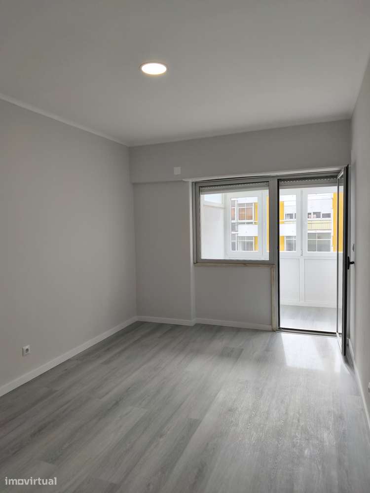 T2 Oeiras, Totalmente Remodelado, Bem Localizado, Com Arrecadação.-25