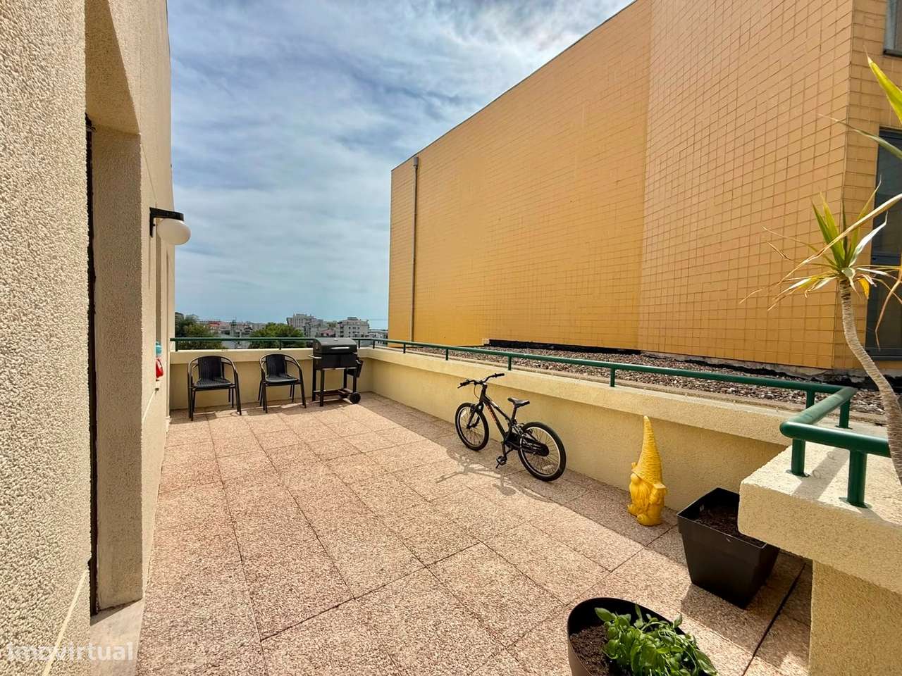 Apartamento T2 MOBILADO, no último piso, em Soares dos Reis!-16