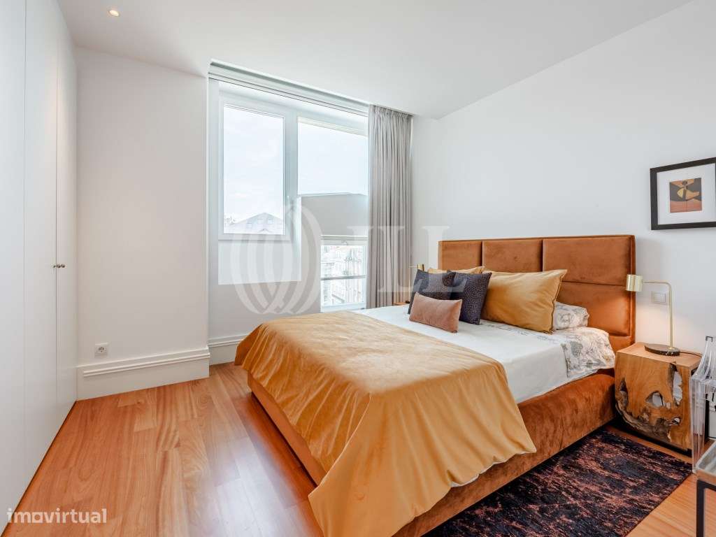 Apartamento T3 com dois lugares de garagem em Aliados, Porto-22