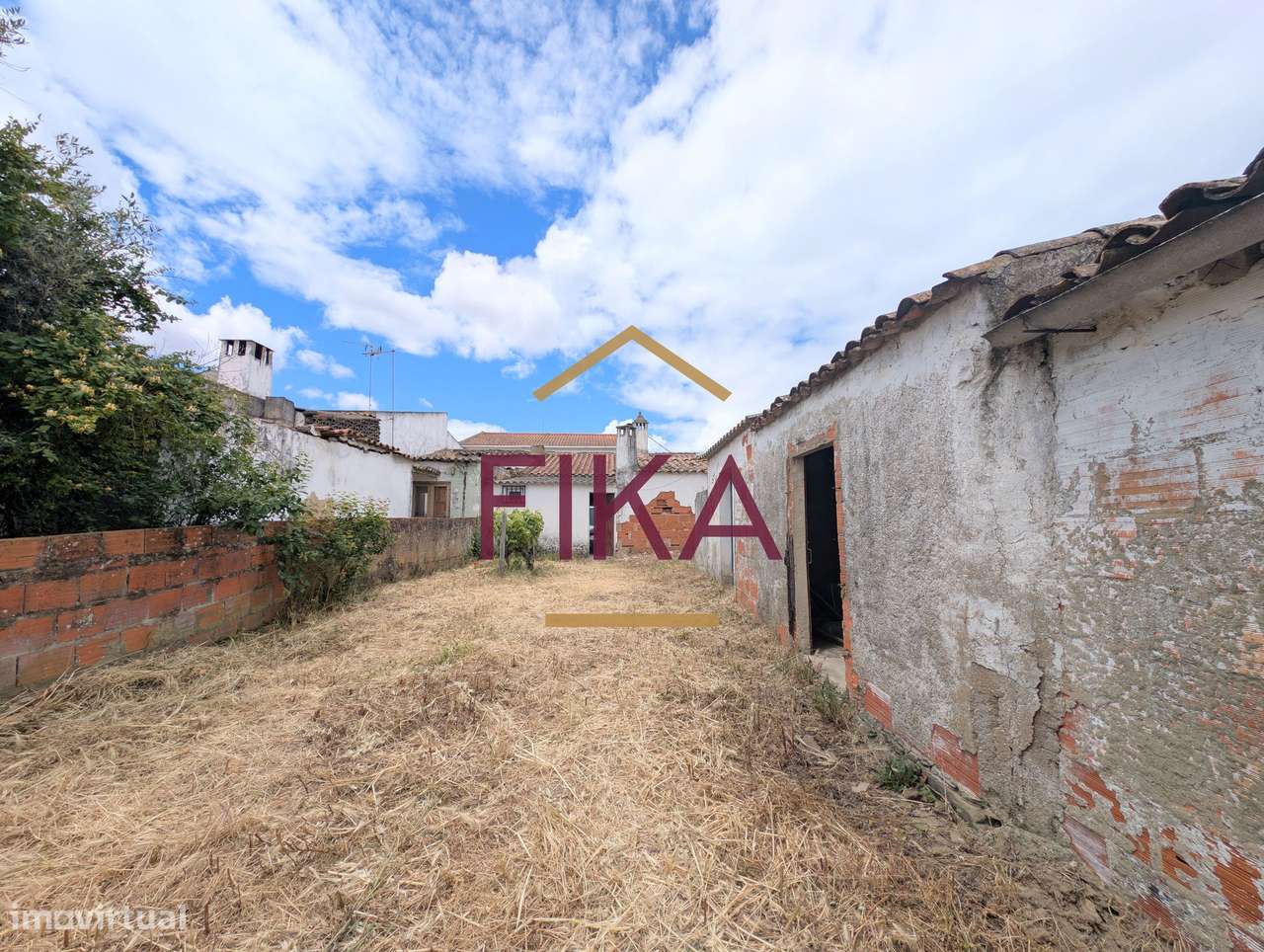 Moradia T3 para recuperação total com 679m2 de terreno-25