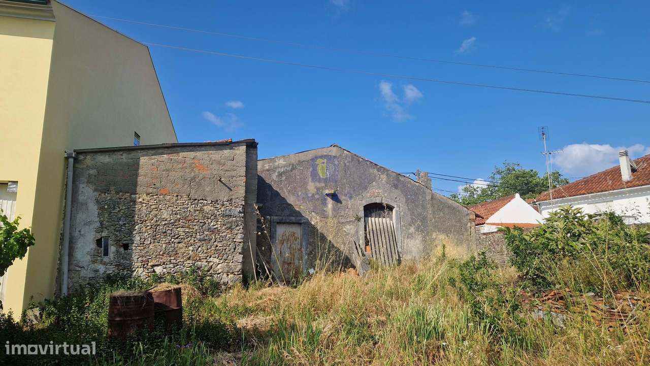 Armazém em Calvaria de Cima por recuperar - Grande imagem: 5/38