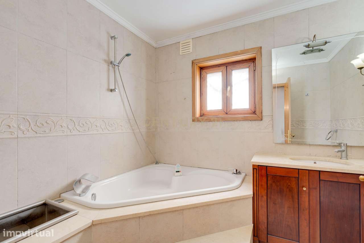 Encantadora Moradia de 4 Frentes-30