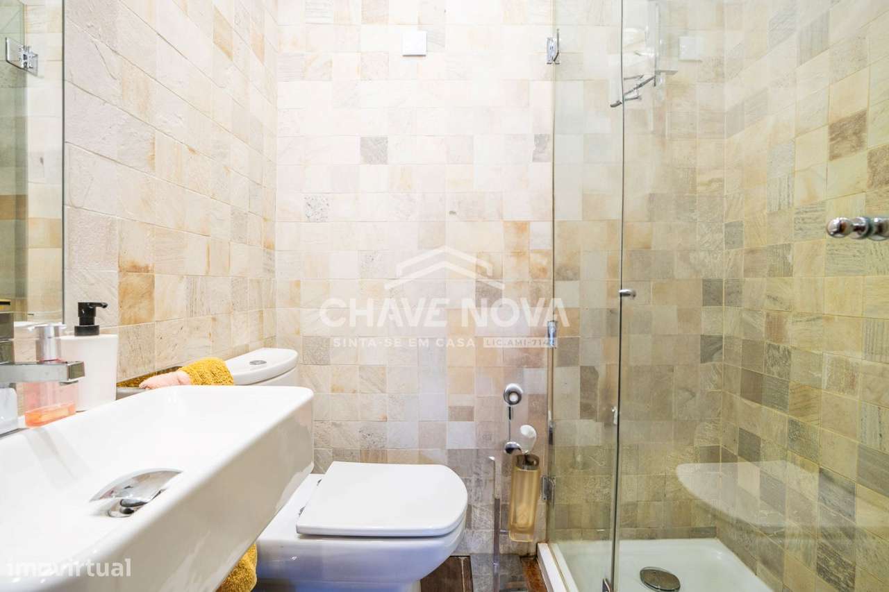Apartamento T3 Renovado para venda em Lordelo do Ouro, Porto  Zona ...-19
