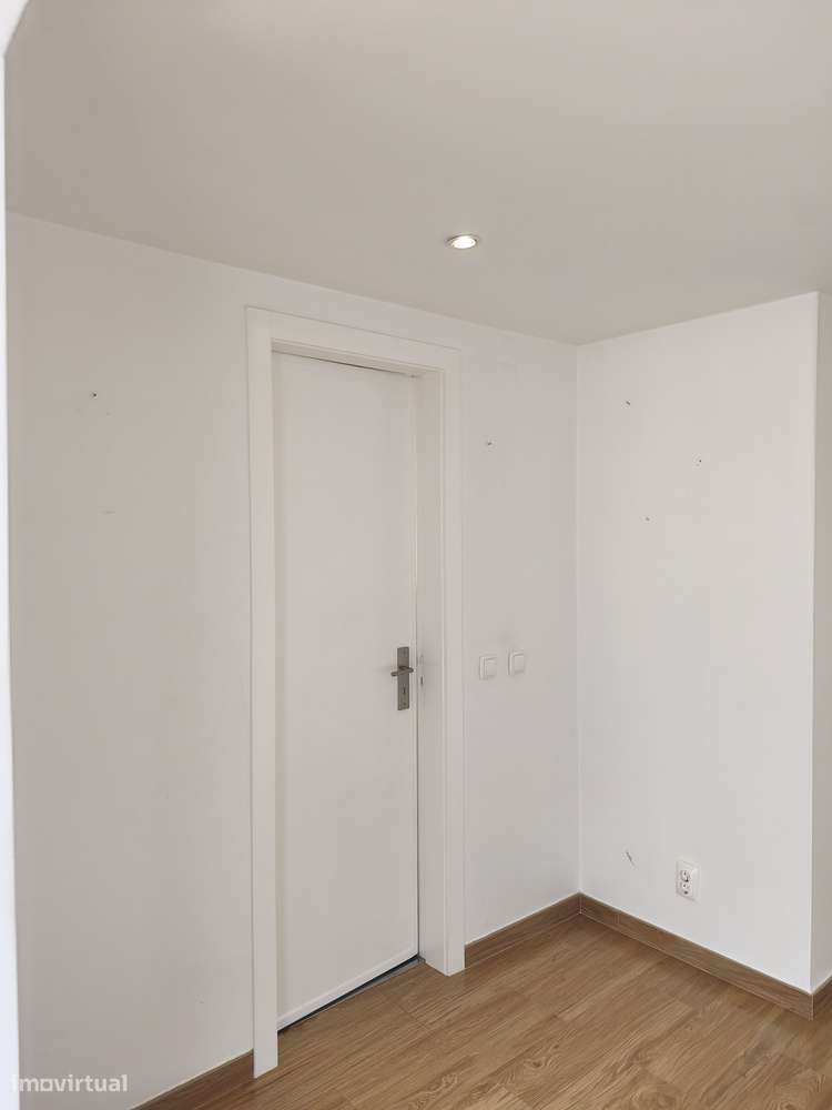 T2 Bem Conservado na Rua José Cardoso Pires, Areias, Estoril.-20