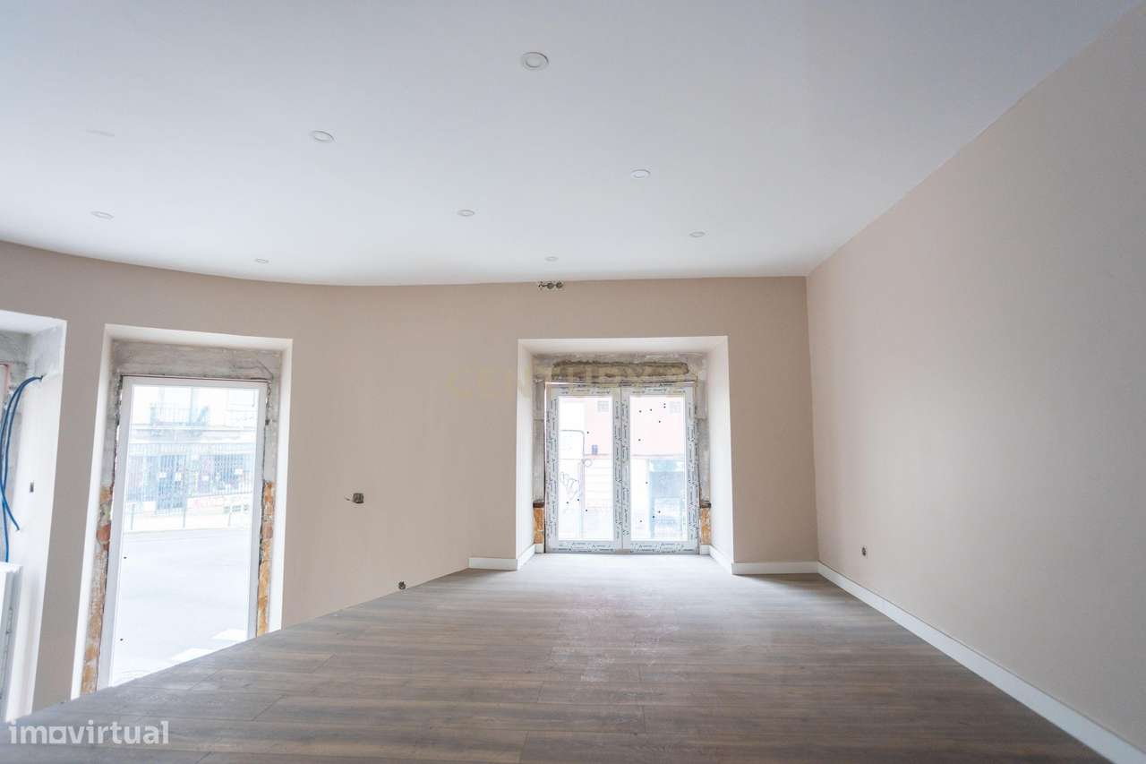 Charme e Visibilidade na Icónica Loja Cor-de-Rosa de Esquina-6