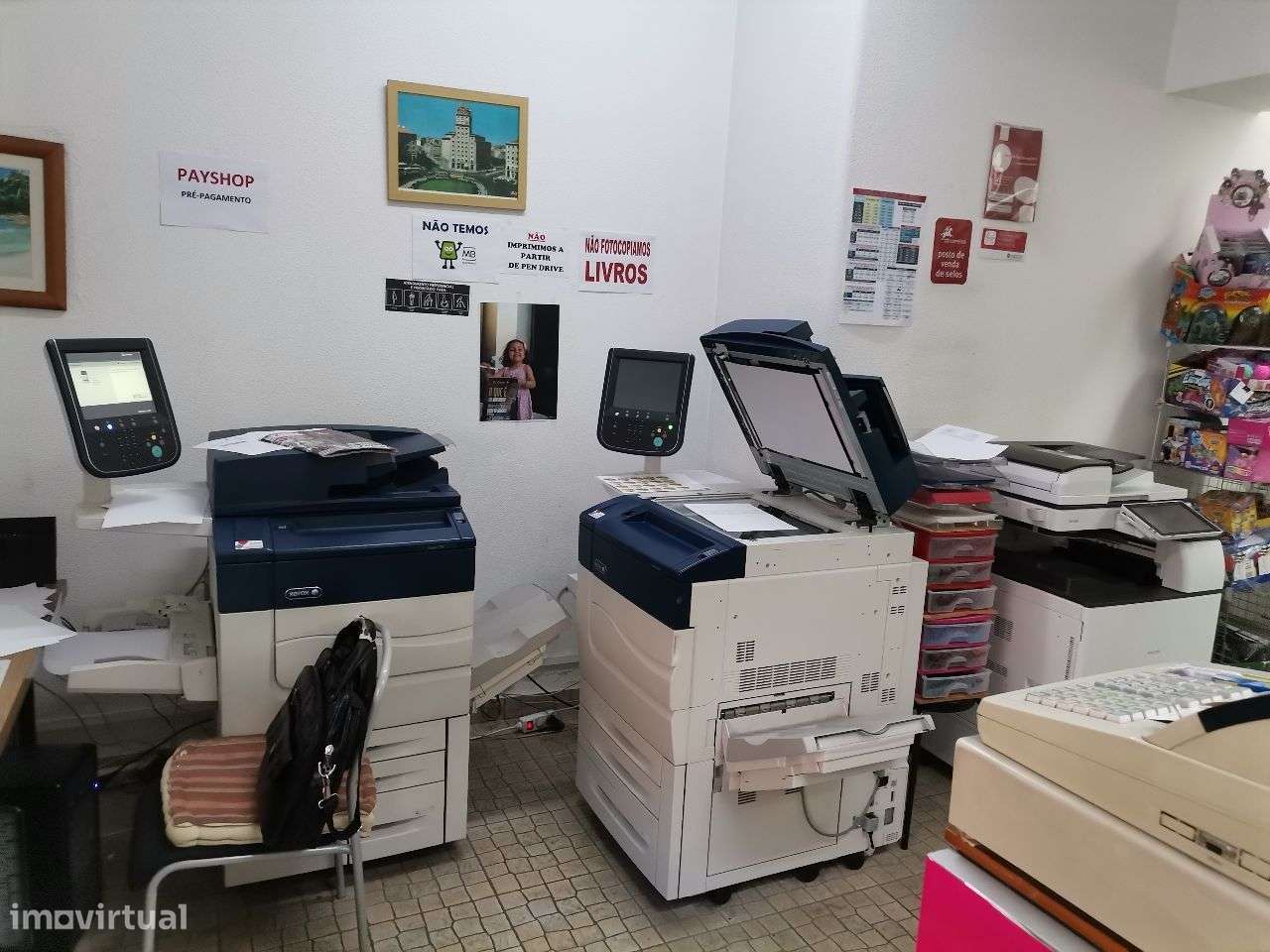 Papelaria Tabacaria em funcionamento, passagem de peões,e transportes-0