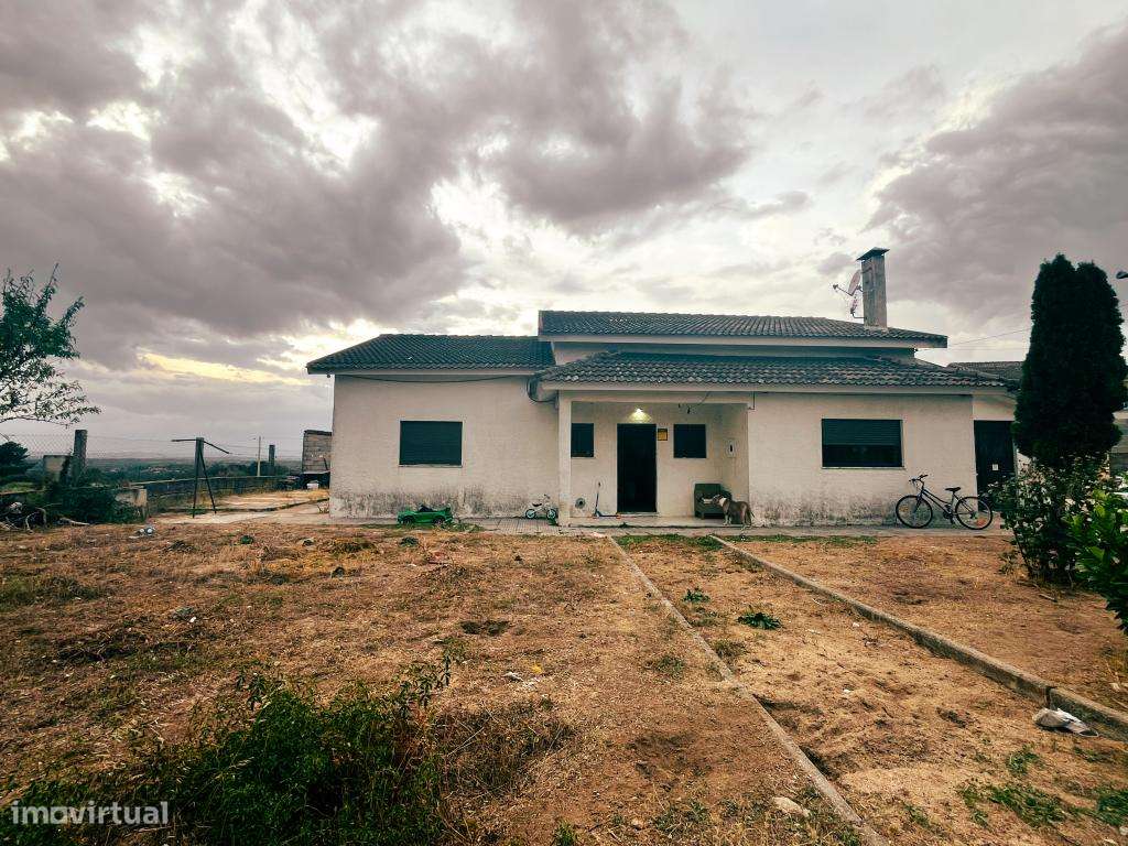 Moradia Isolada T5 com Garagem e Forno Tradicional-3