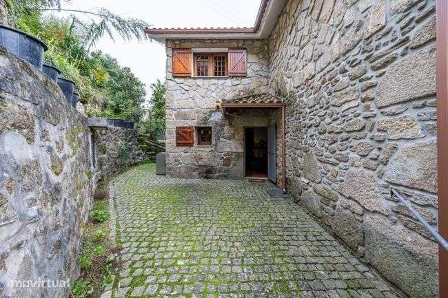 Moradia T3 em pedra no centro de Amares-6