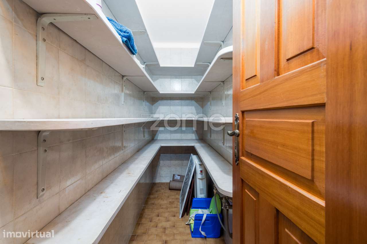 Moradia T4 (espaçosa) em Casais de Mem Martins-56