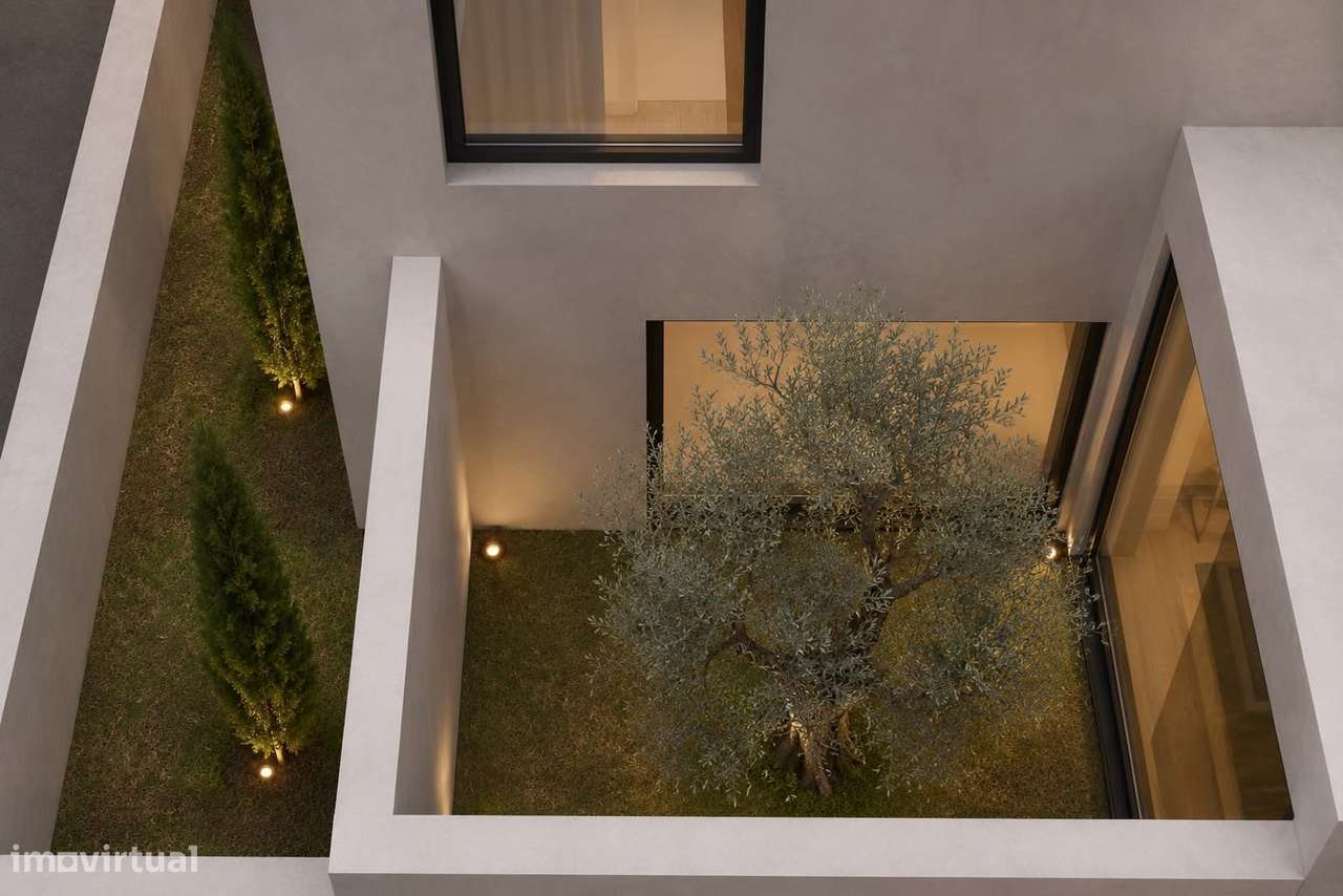 Terreno com moradia em ruína para construção em Condomínhas-2