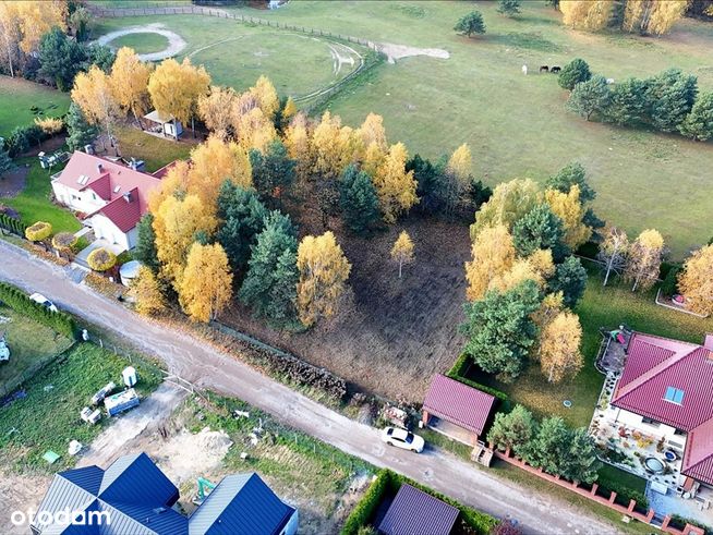 Zalesiona działka budowlana na zamkniętym osiedlu