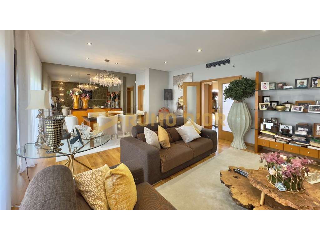 Viva com Conforto! Moradia T4 com Jardim e Espaço Exterior em Alenquer-8