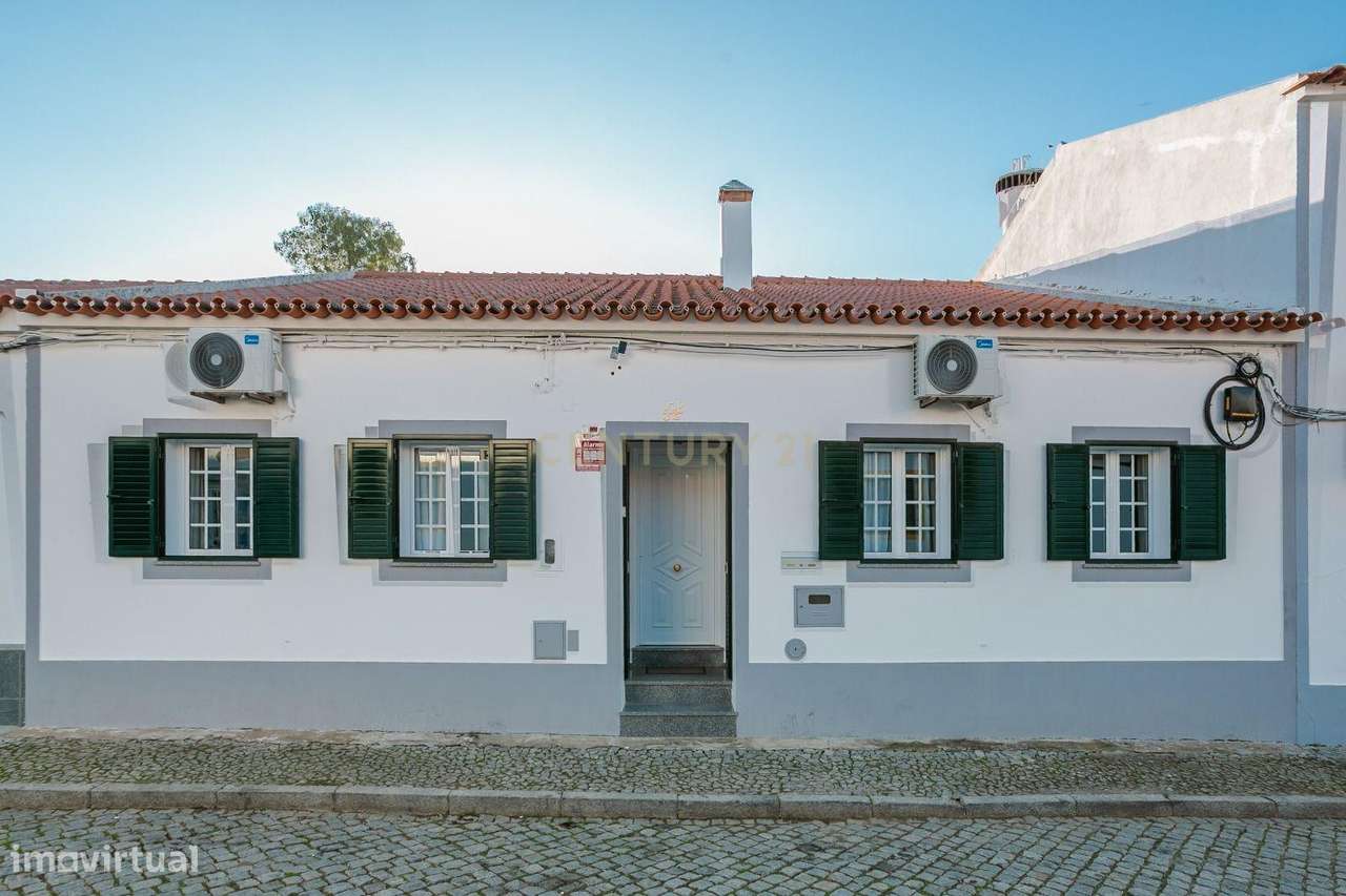 Moradia T3 em Mourão com piscina e vista para o Castelo-23