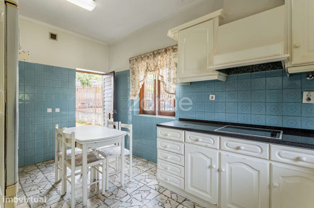 Moradia T4 em verdadeiro oásis urbano-10