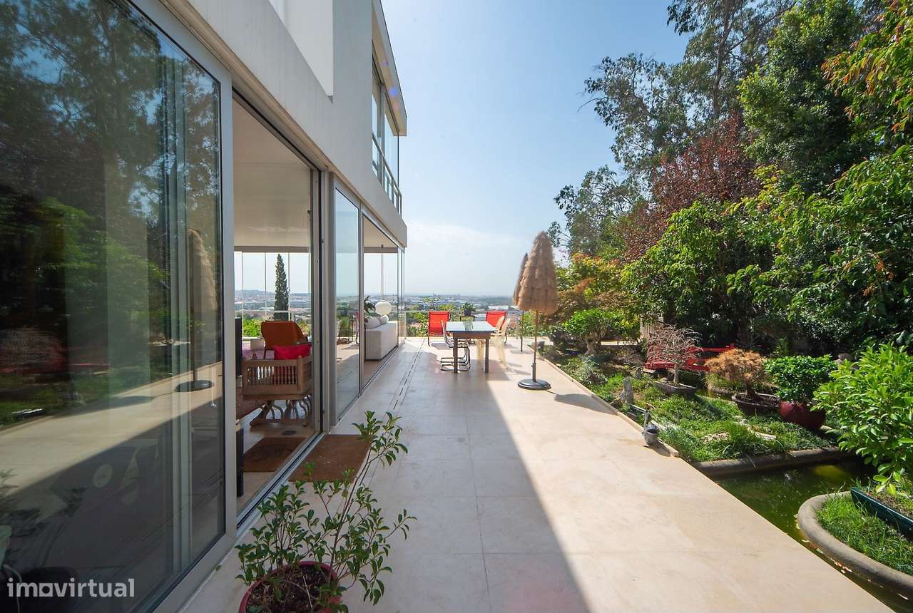 Moradia Contemporânea com Vista Mar e Piscina, Próxima da Beloura e Es-13