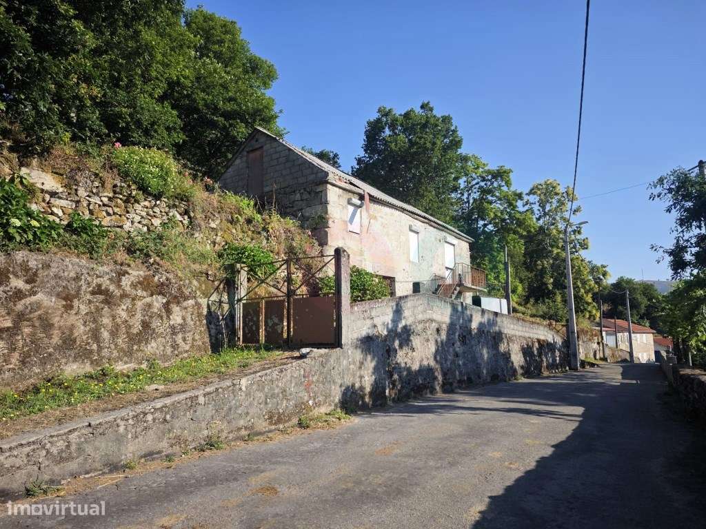 Moradia T3 com terreno em Vilar de Cunhas-42