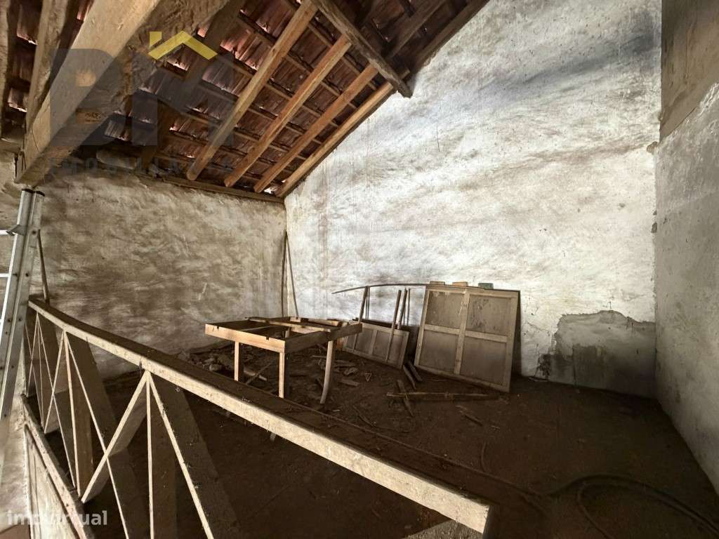 Edifício antigo no centro da aldeia de Proença-a-Velha-14