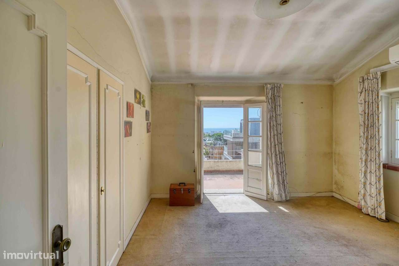Moradia para recuperar no centro do Estoril, com piscina e vista mar-35