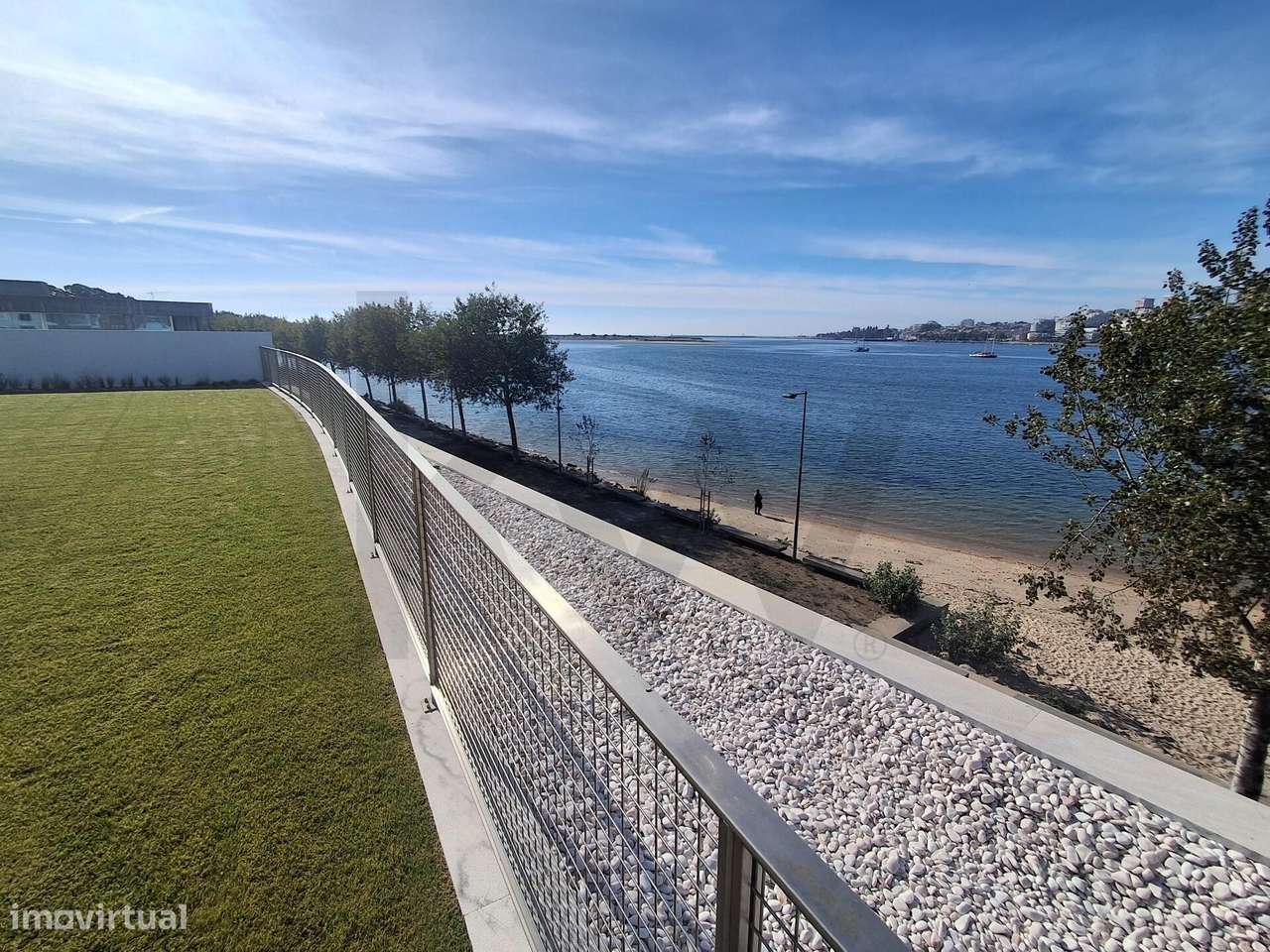 T1 Frente à praia (Douro Marina). Novo, com varanda, garagem e arrumos - Grande imagem: 3/40