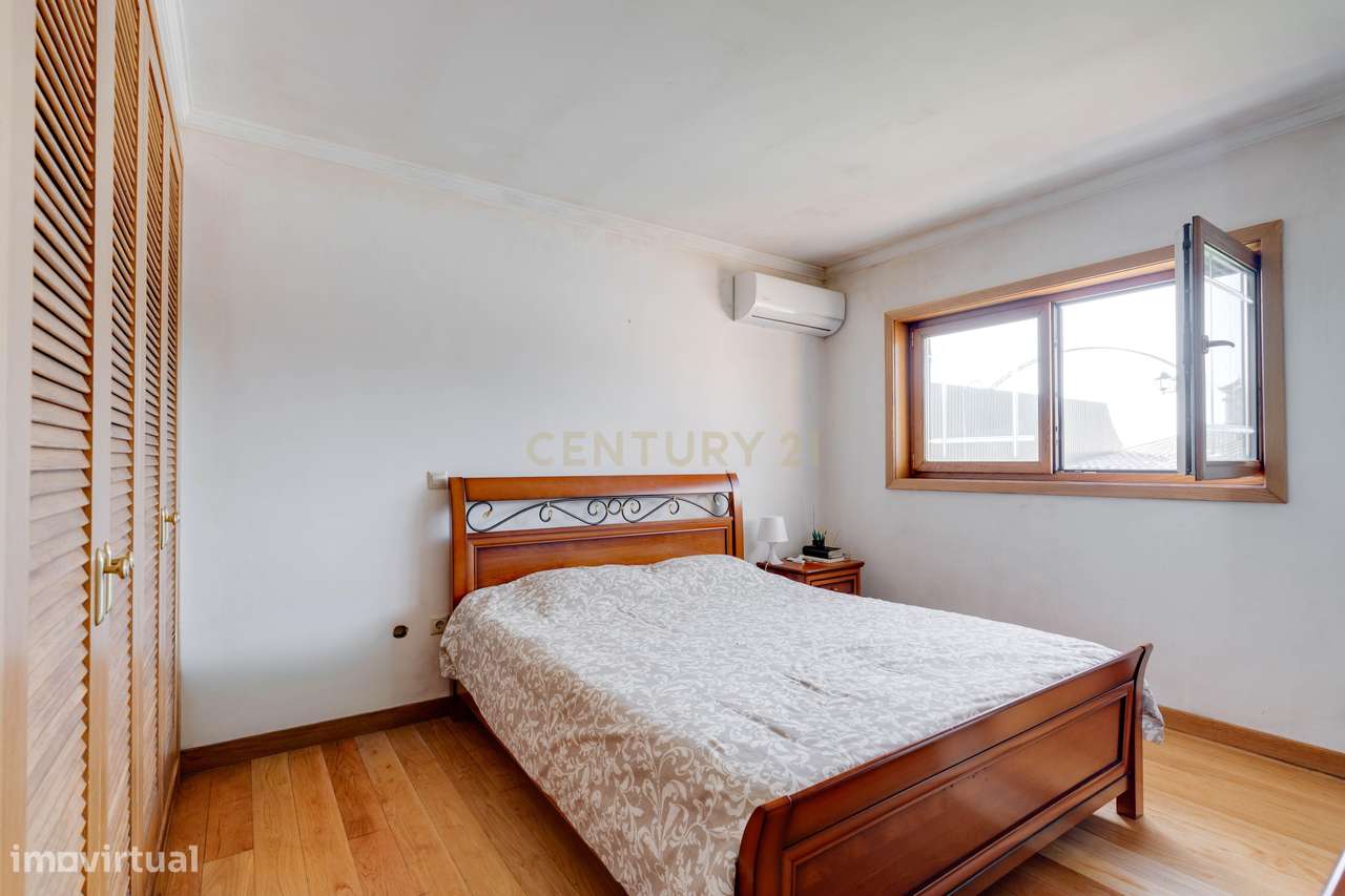 Encantadora Moradia de 4 Frentes-36