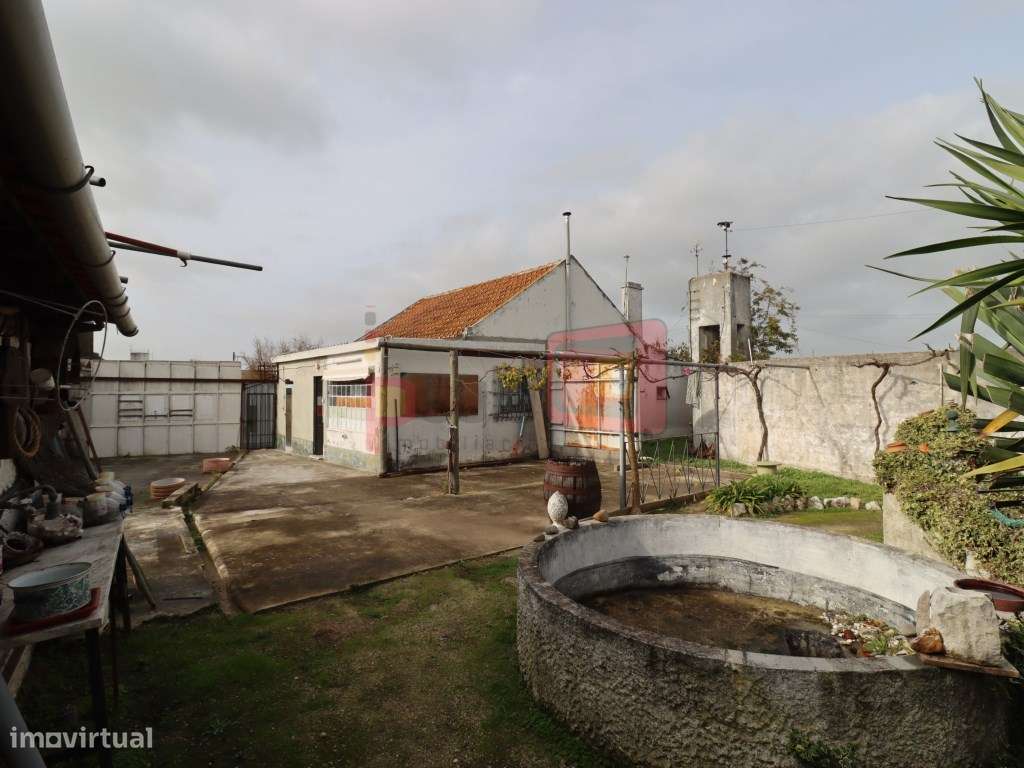 TERRENO COM CASAS - SARILHOS GRANDES-12