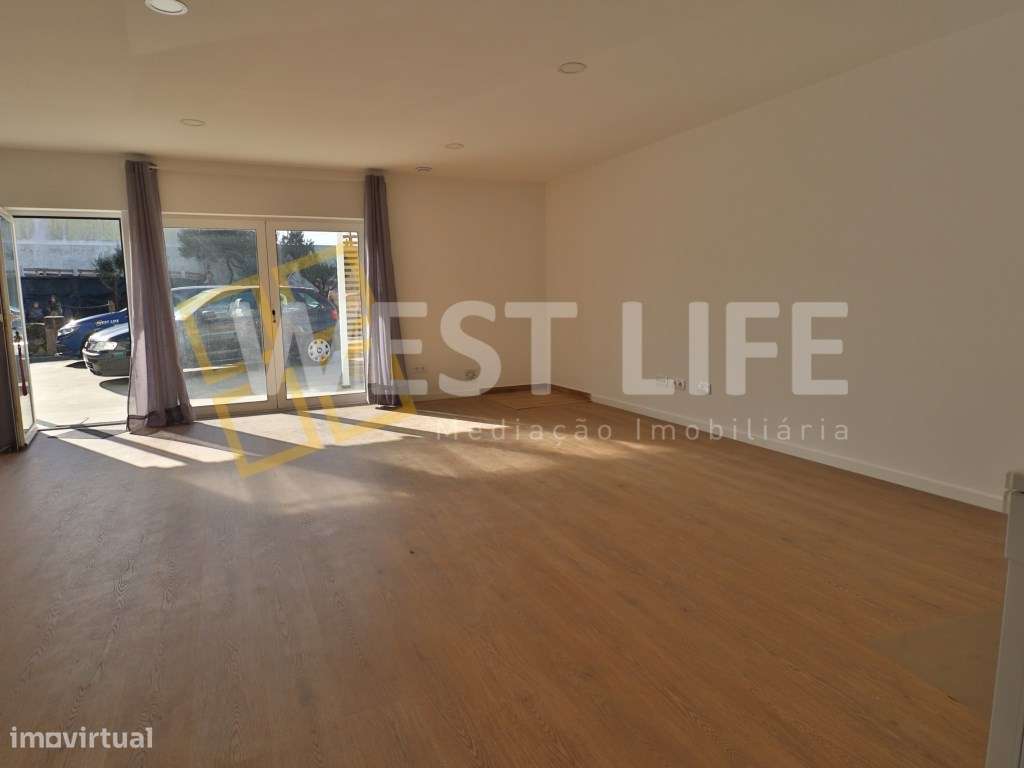 EXCLUSIVO WEST LIFE - Moradia de tipologia T3 renovada com terraço,... - Grande imagem: 4/23