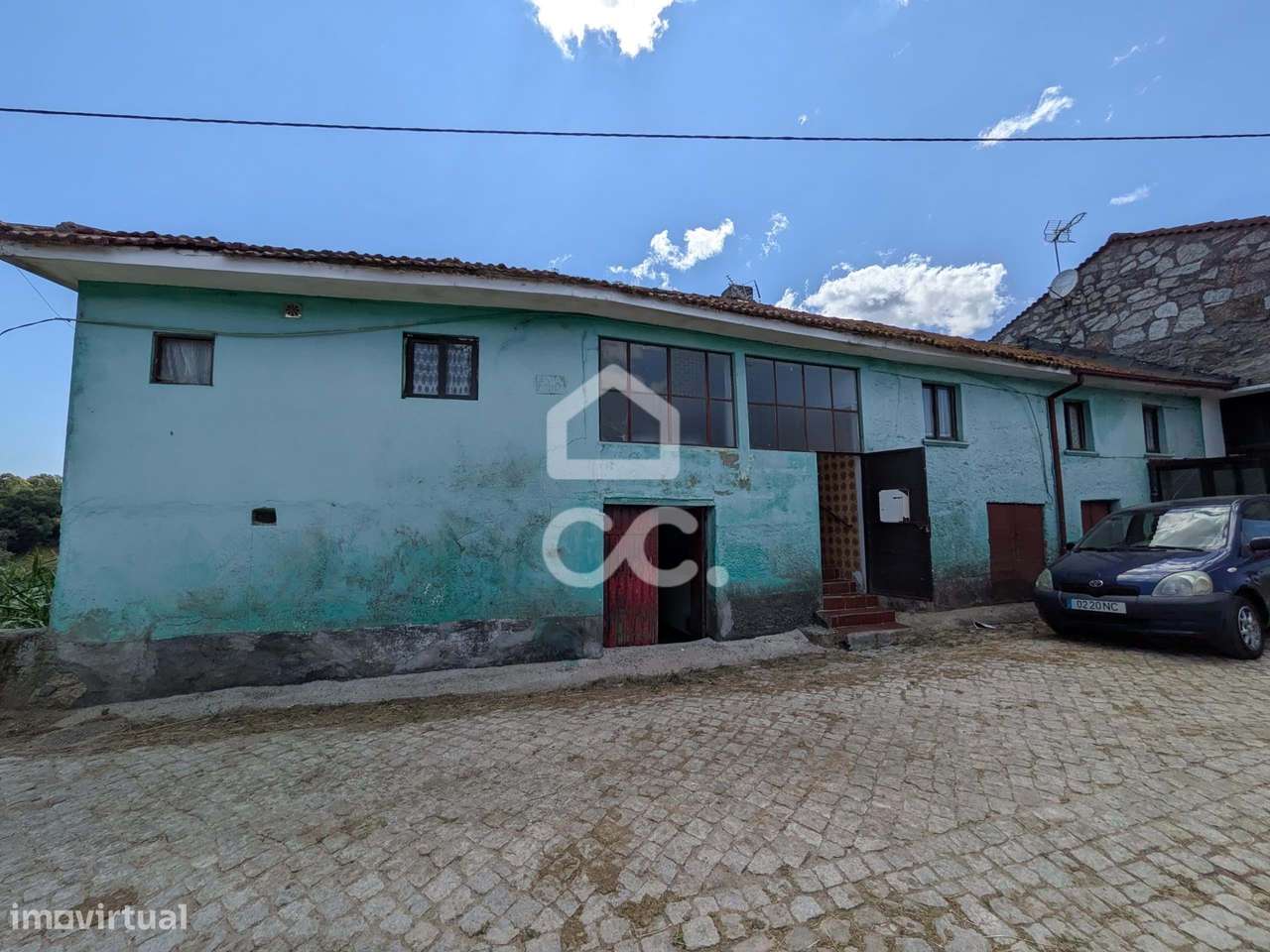 Oportunidade Única: Moradia para Restauro com Grande Potencial-49