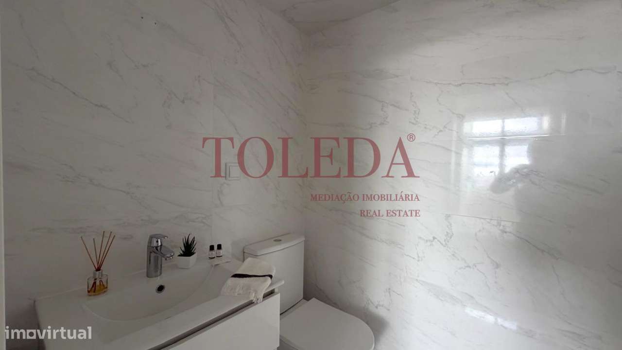 Apartamento T3 Remodelado em Benfica com terraço-25