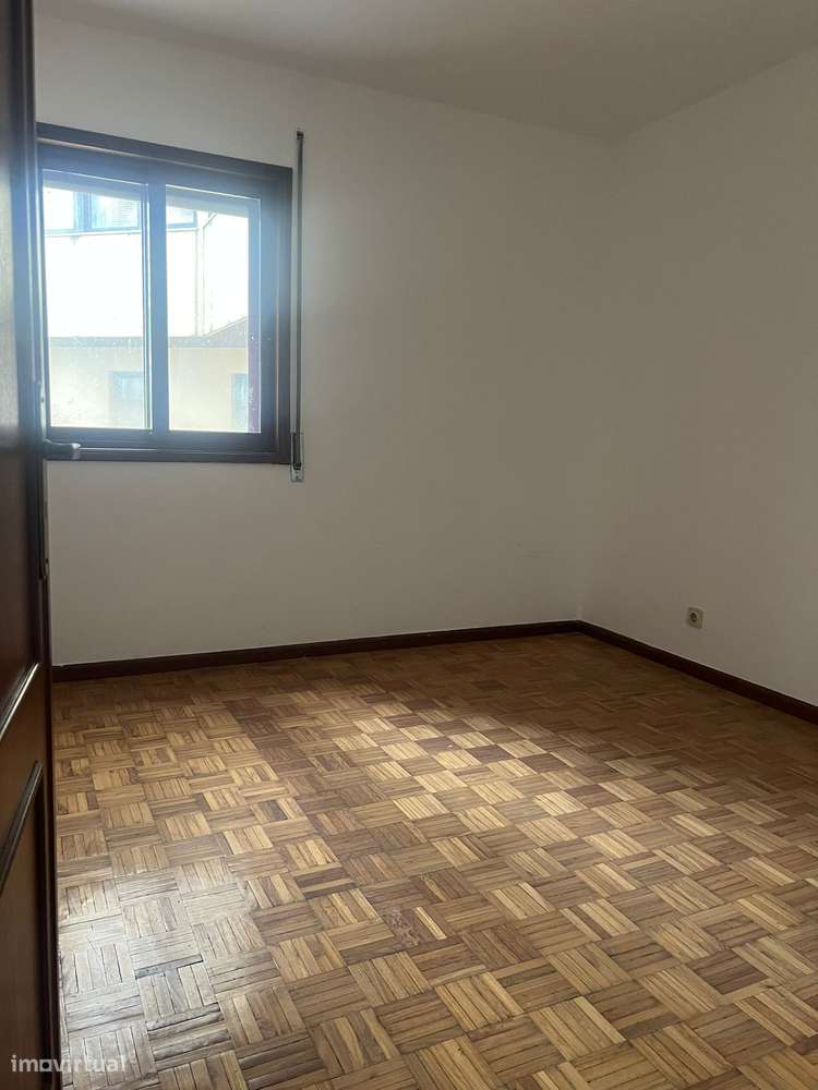 Apartamento T2 em Vila Nova de Gaia próximo da Nova estação de Metro-12