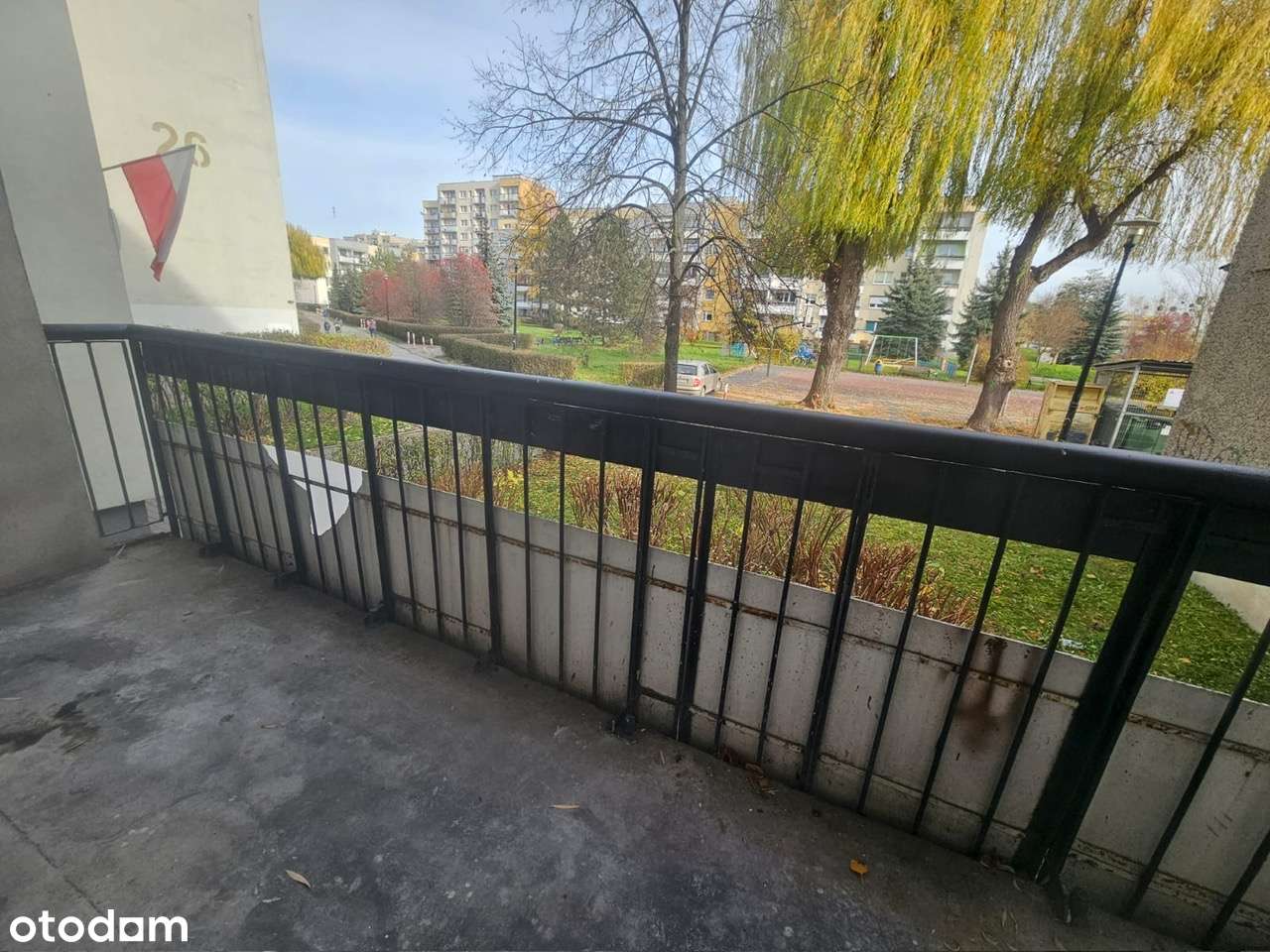 Kawalerka na wysokim parterze w niskim bloku. Duży balkon.-5