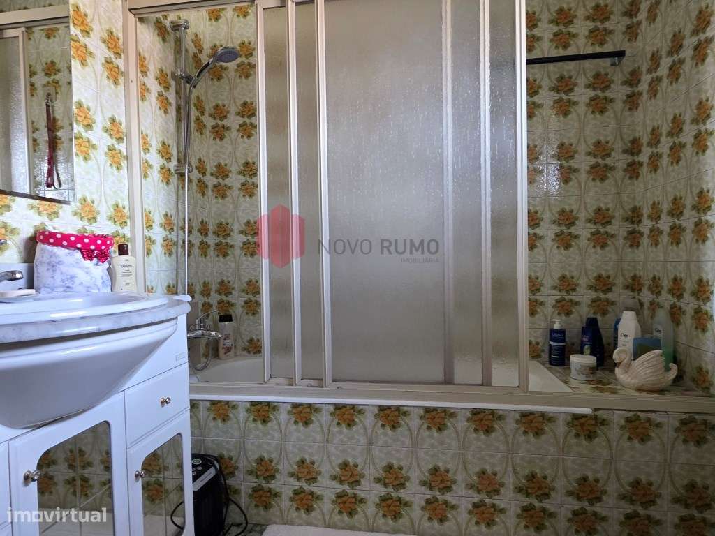 Moradia T3 de três frentes, com três pisos, anexos e garagem, inser...-15