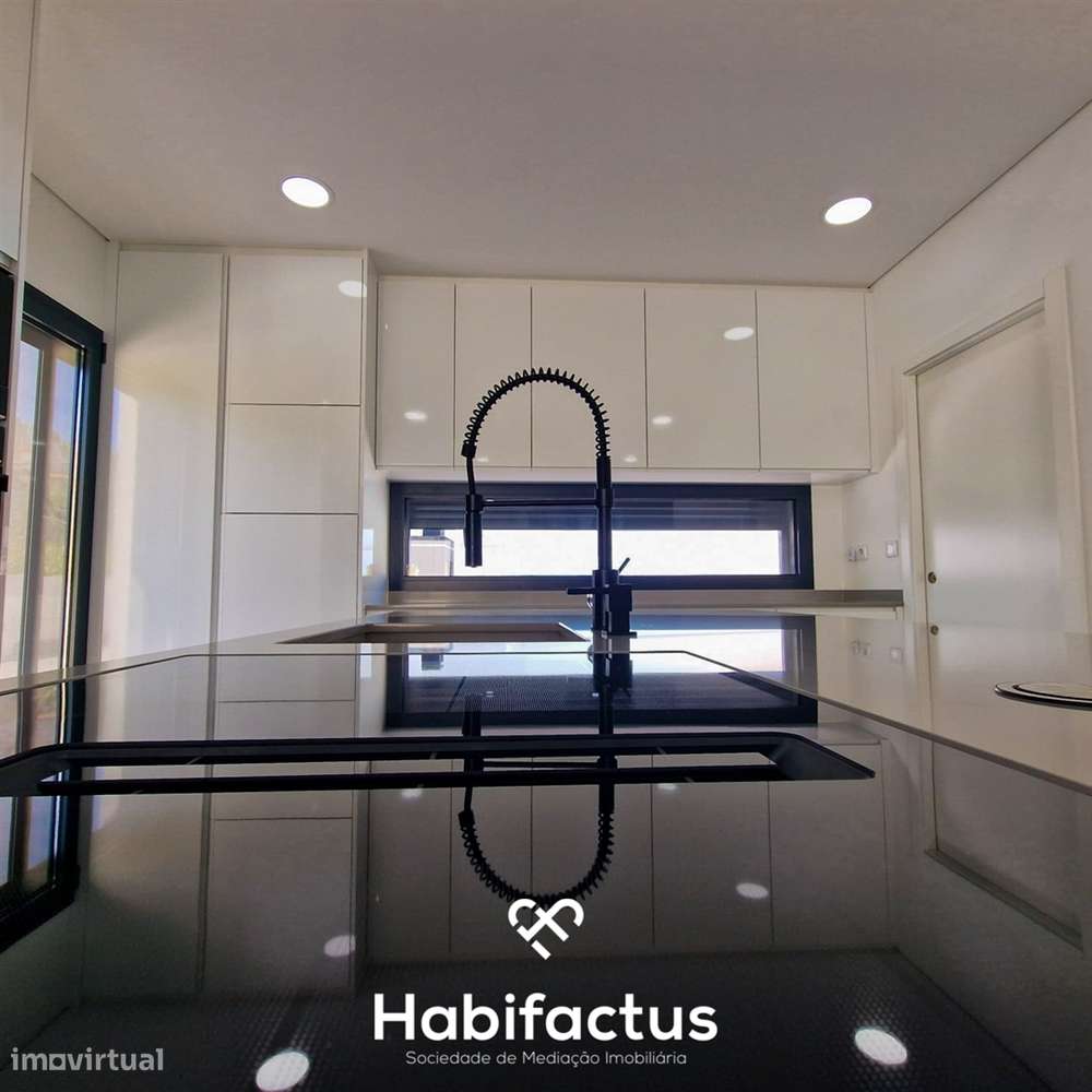 Moradia Isolada T3 à venda Moderna com Piscina aquecida e Churrasqueir-11