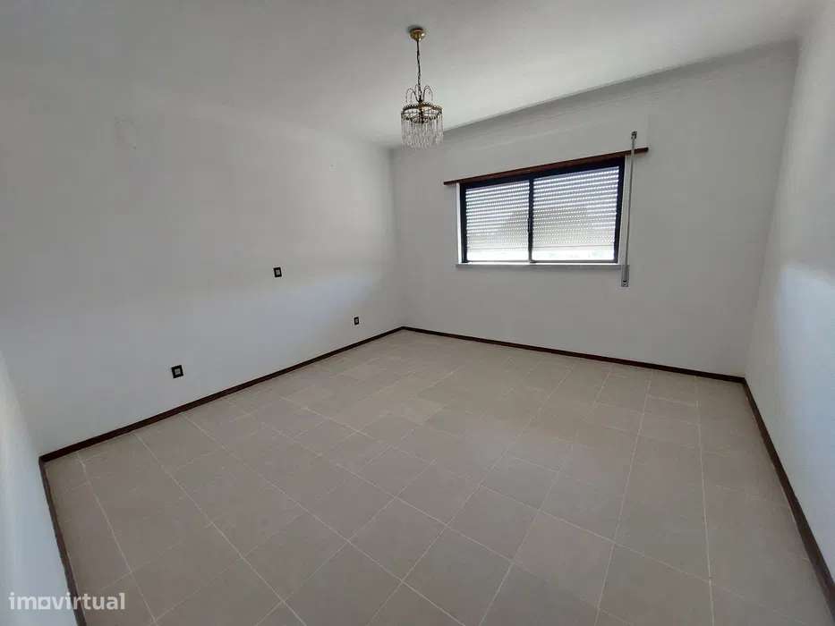 Aluga-se Moradia T4 - Grande imagem: 5/8