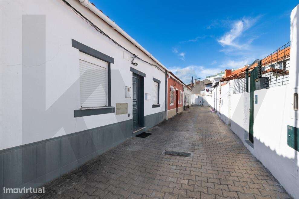 Moradia T2 com águas-furtadas e logradouro com barbecue-6