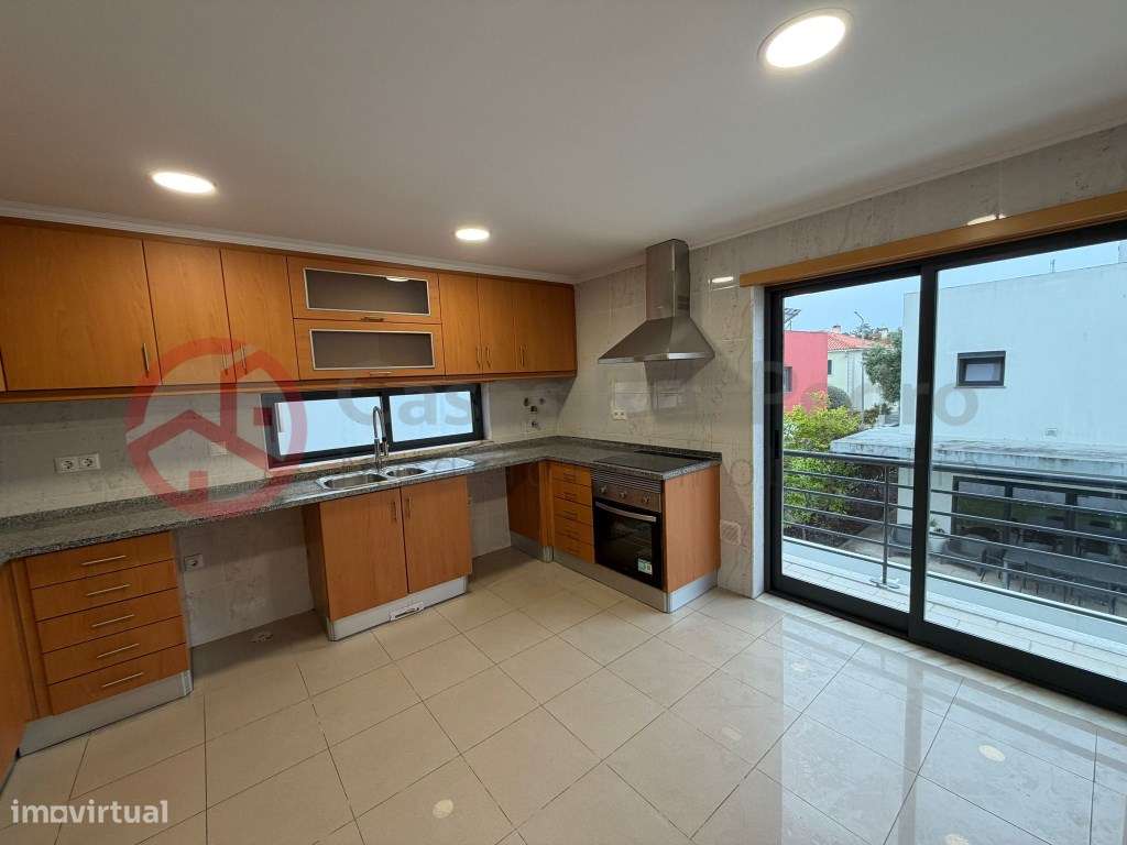 Moradia T5 remodelada no Feijó, Almada-31