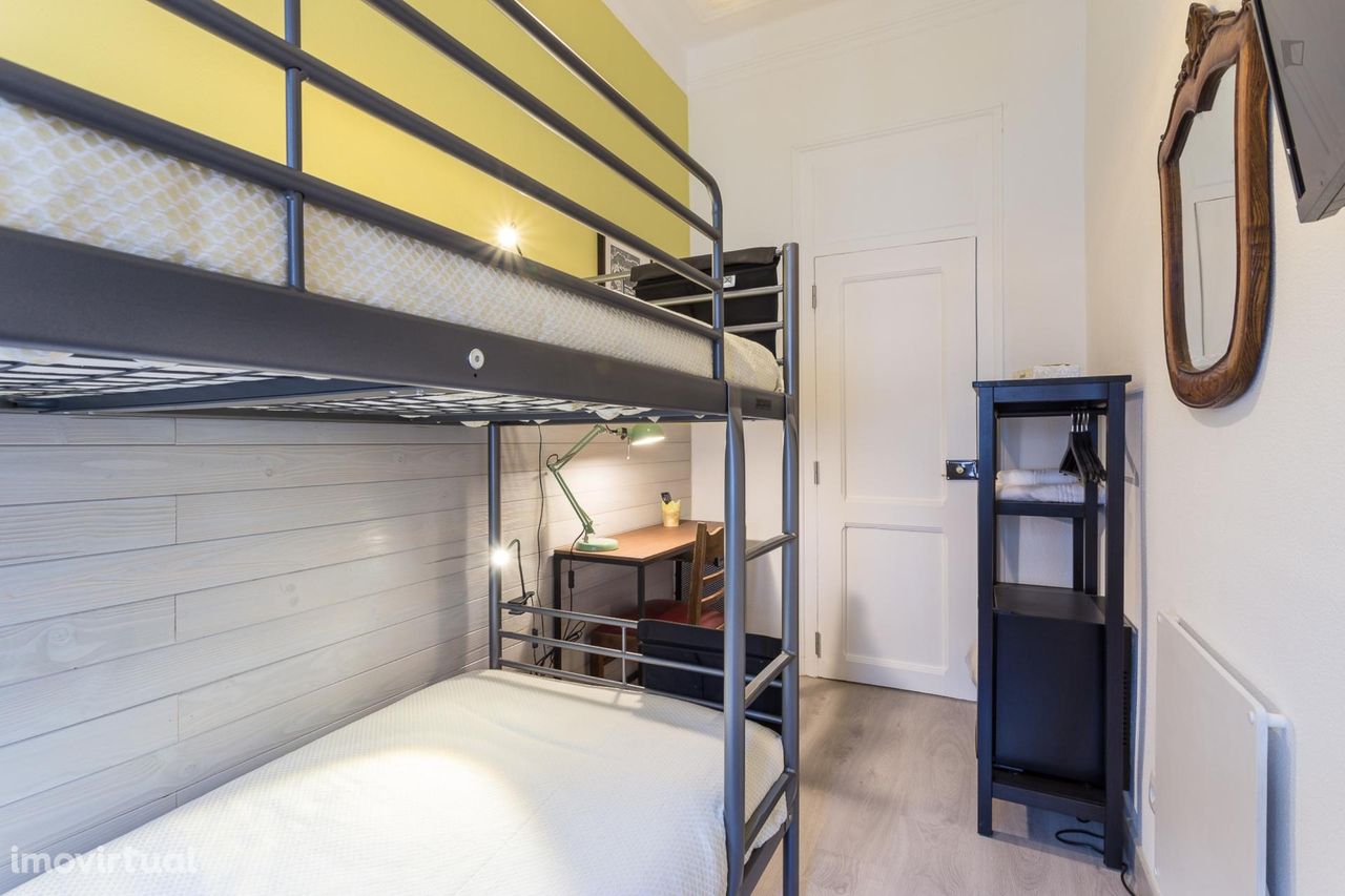 674830 - Quarto com várias camas em apartamento com 10 quartos