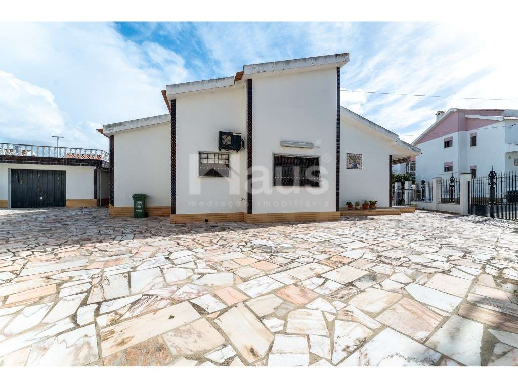 Moradia isolada T4 térrea com garagem-23