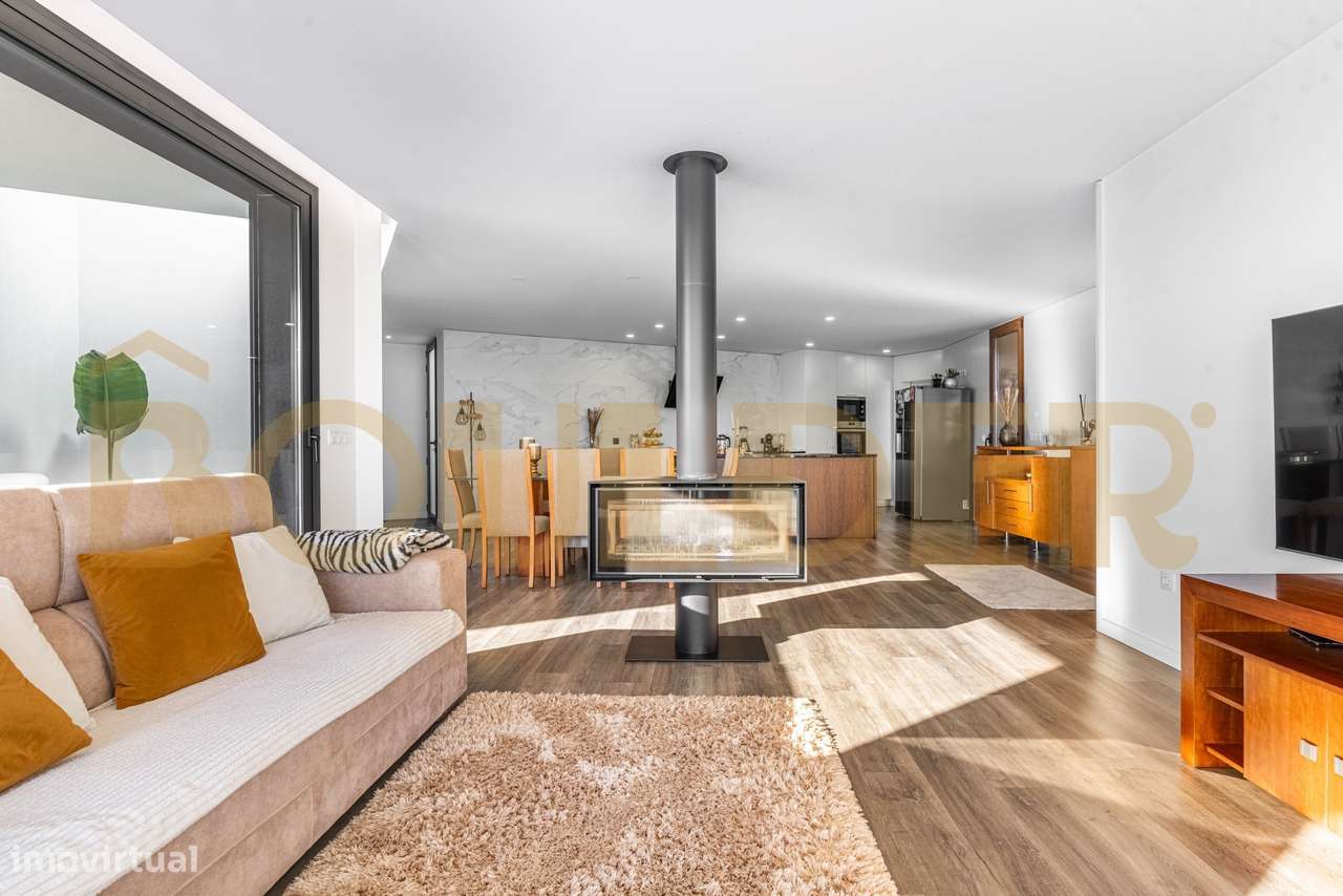 Moradia Térrea T4 de Arquitetura Moderna com Piscina-13