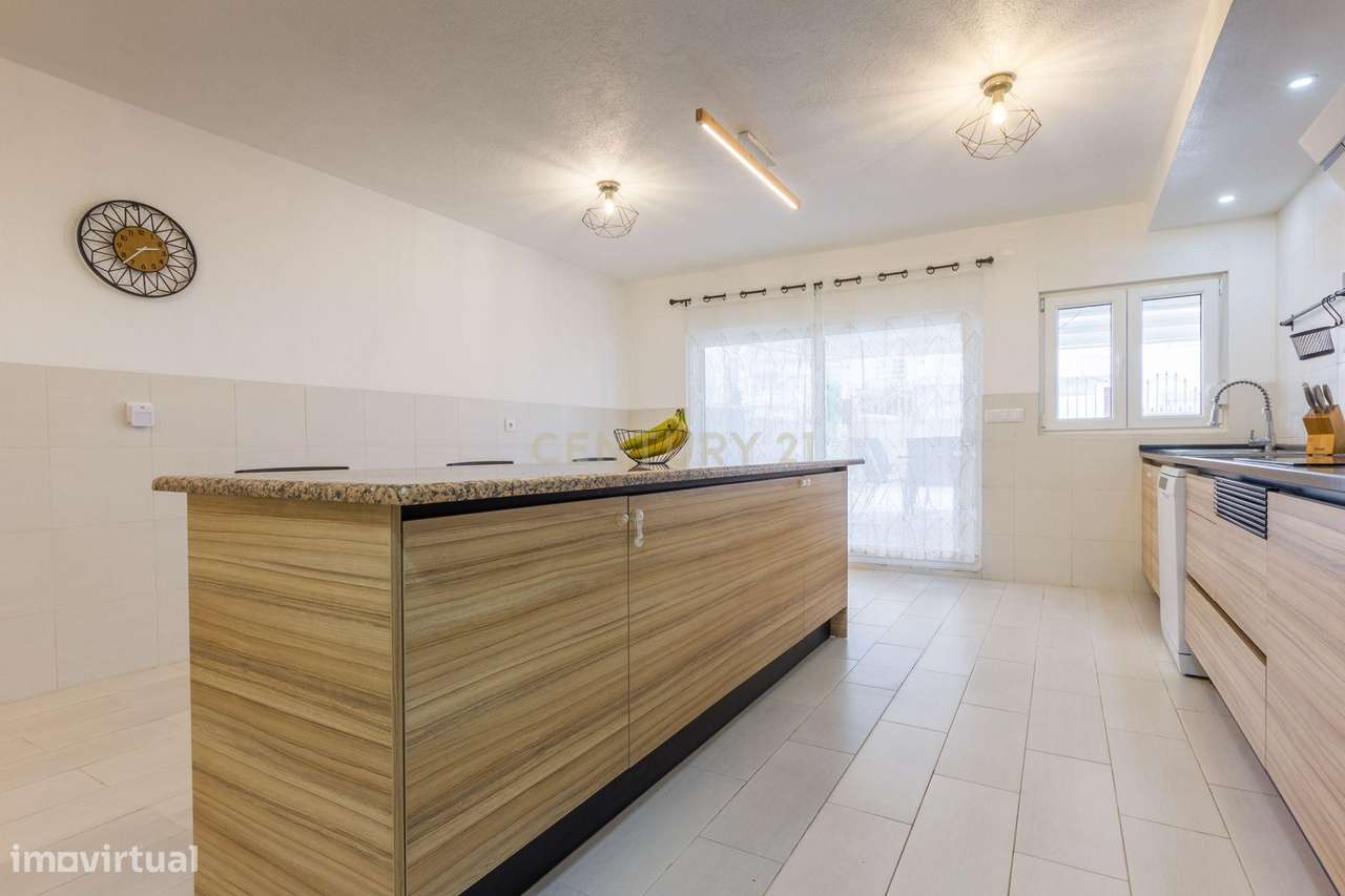 Moradia isolada  de gaveto com  5 assoalhadas num lote de 426 m2 na Qu-7