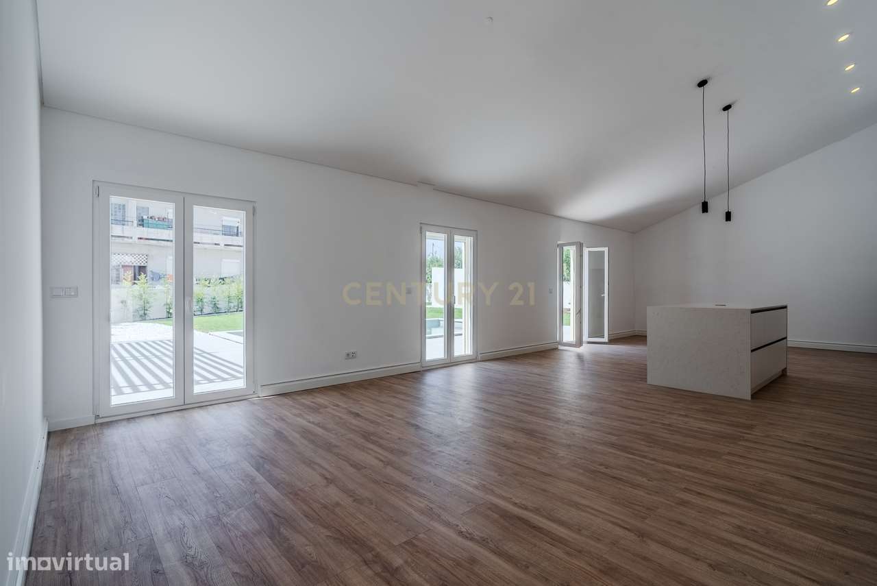 Moradia Térrea T4 totalmente renovada, com piscina, espaço exterior e-10