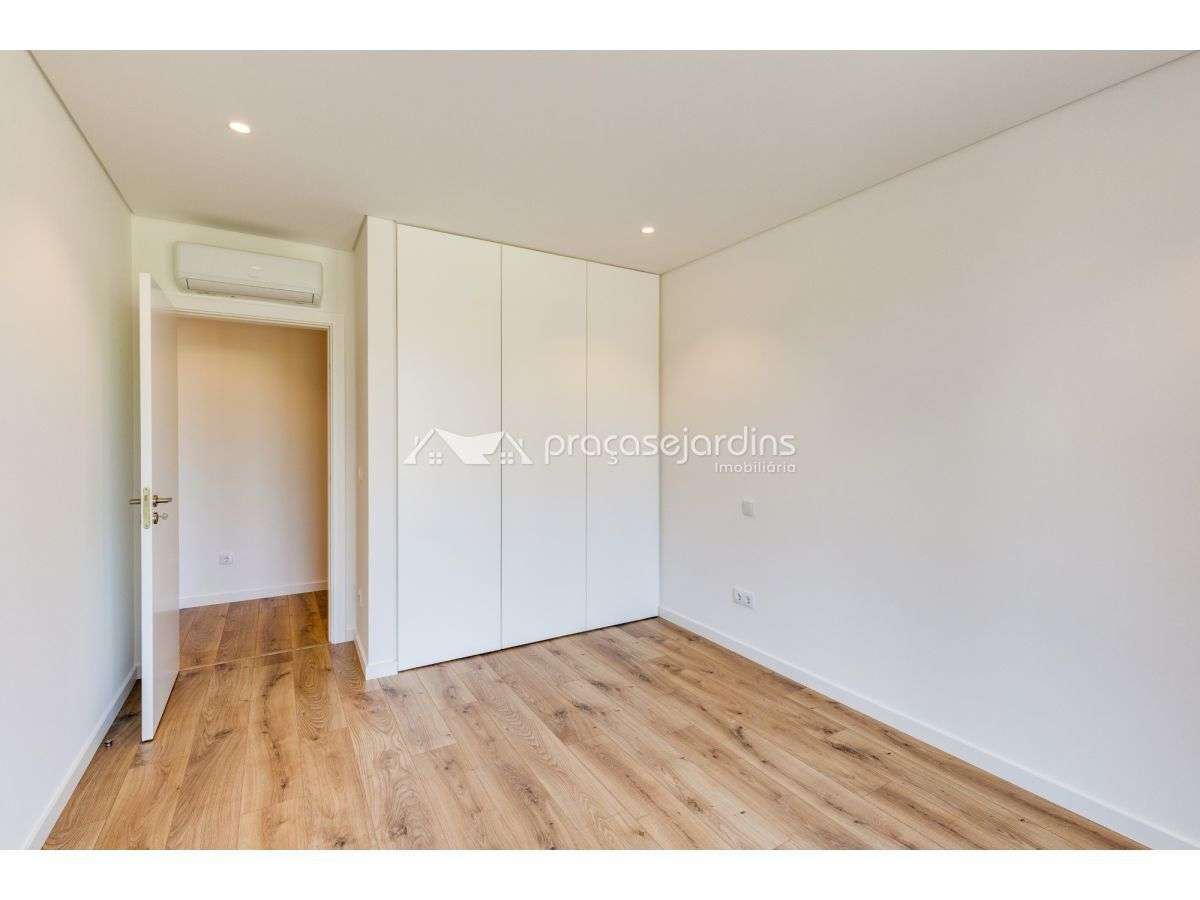 Apartamento T3 Moderno com Excelentes Acabamentos-12