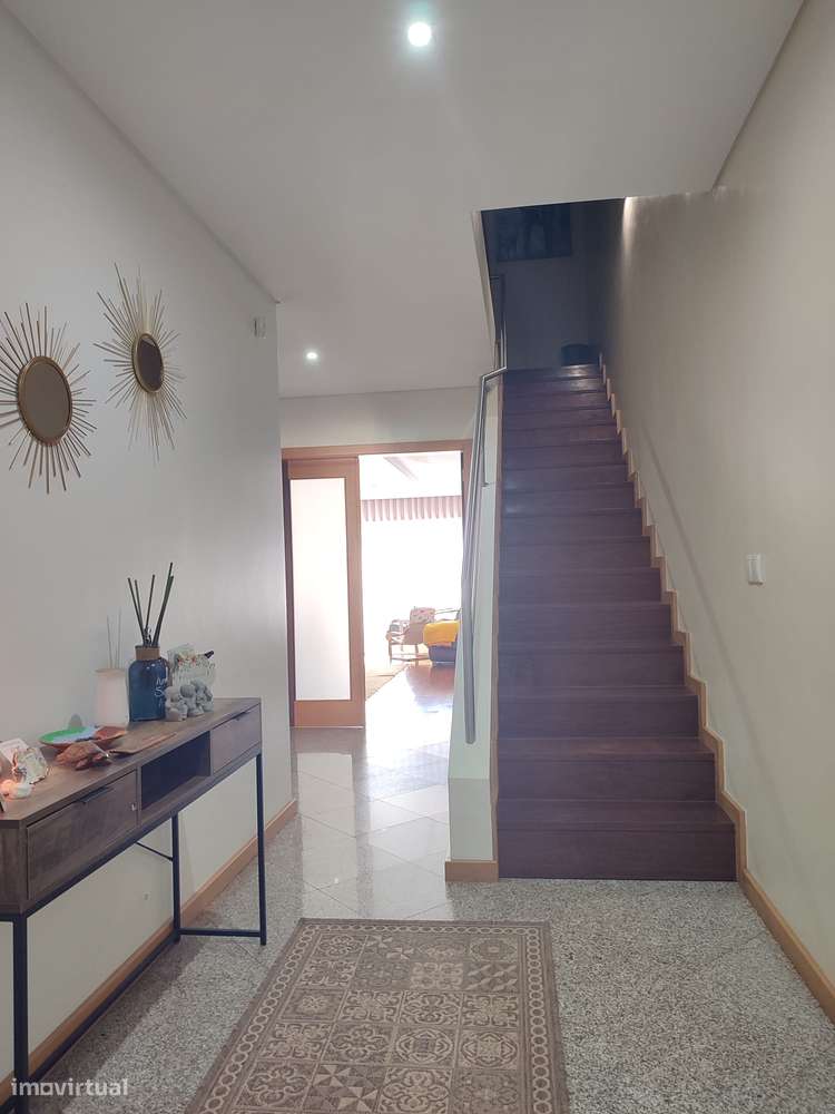 Moradia T4(2 suites) + escritório, cond.fechado à Estrada Nacional N.1-20