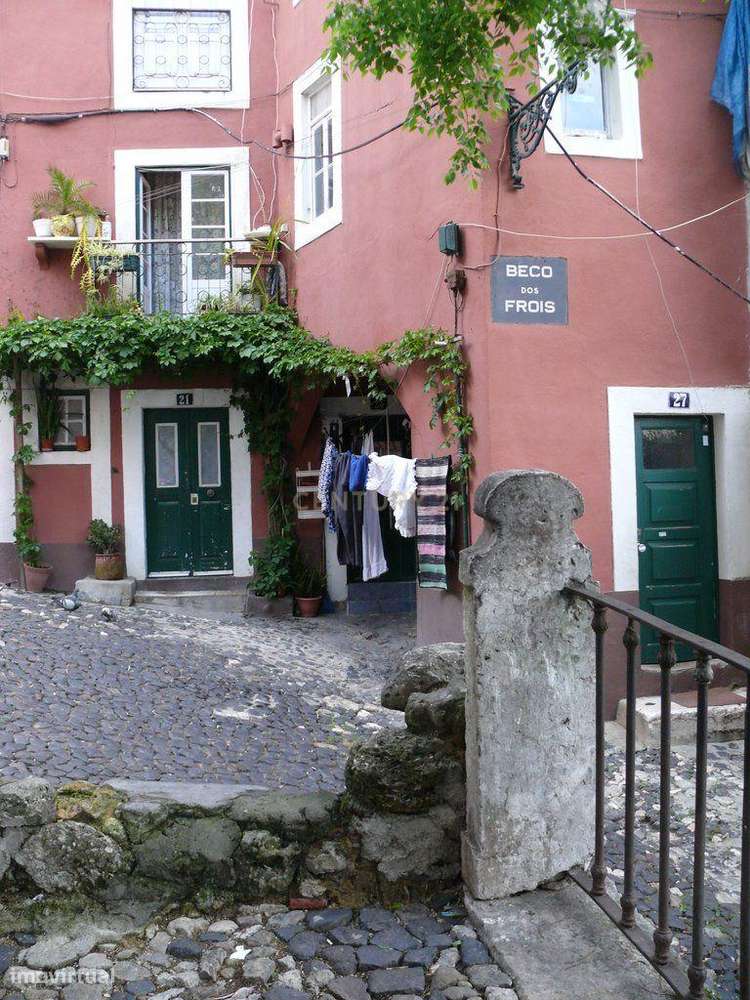 Prédio devoluto ao lado das muralhas do Castelo de S. Jorge - Grande imagem: 5/15