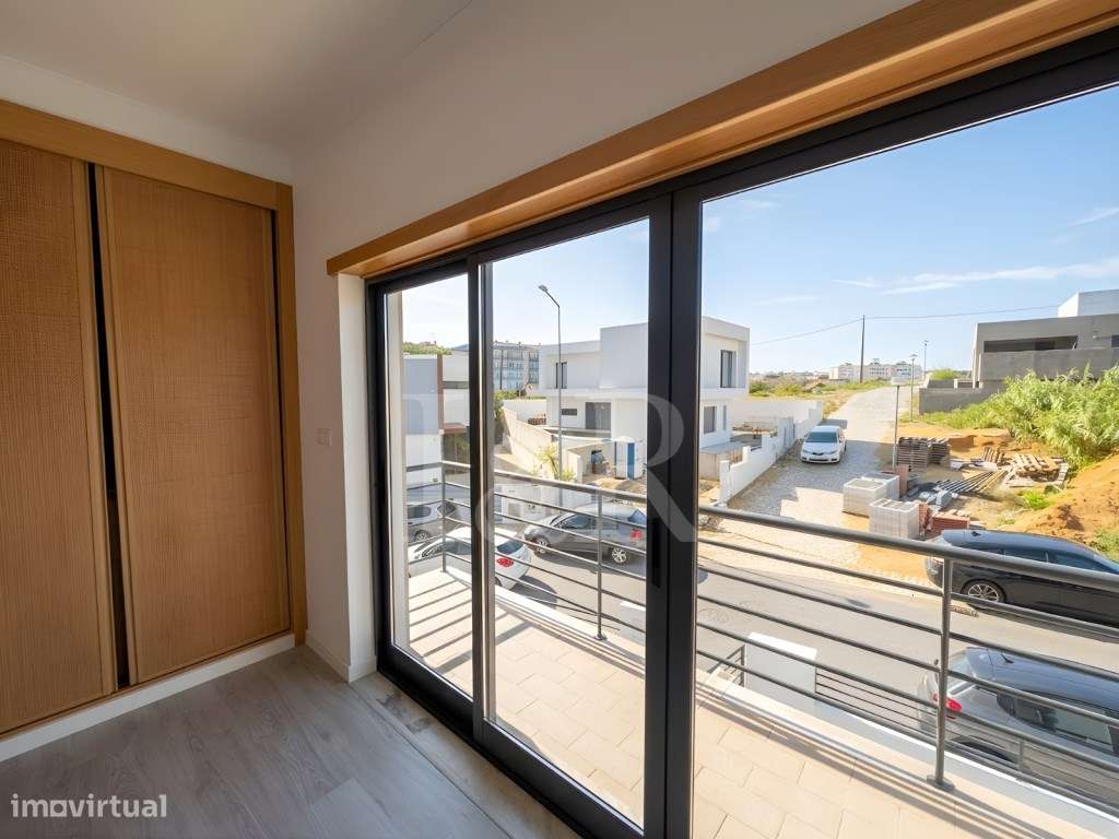 Moradia T5 com varandas, jardim e garagem no Feijó, Almada-28