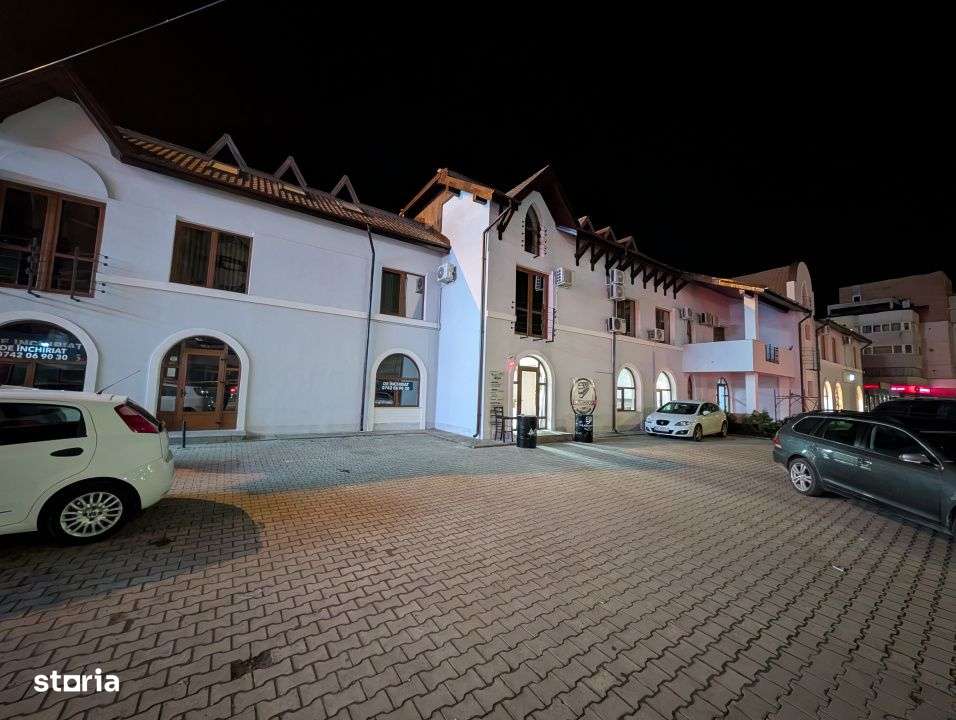 Spatiu langa Arena Mall, la strada - trafic intens - Imagine principală: 1/5