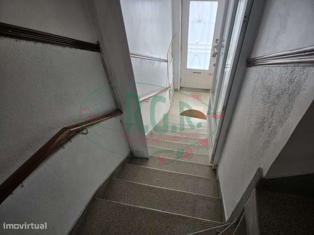 INVESTIMENTO - T5 Entrada Independente | Garagem | Peq. Quintal | C... - Grande imagem: 2/41