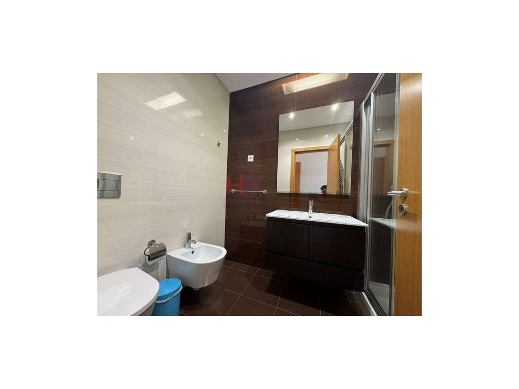 Quinta da Portela Vende-se T2 com garagem dupla.-28