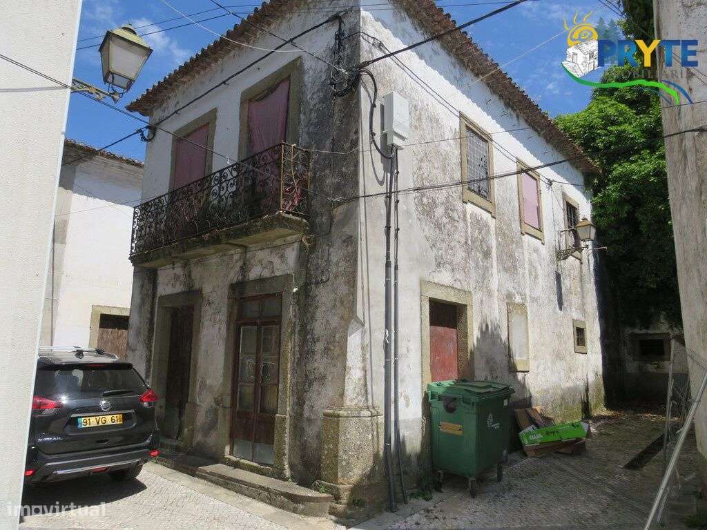Casa senhorial situada no centro da Vila de Castanheira de Pêra - Grande imagem: 2/17