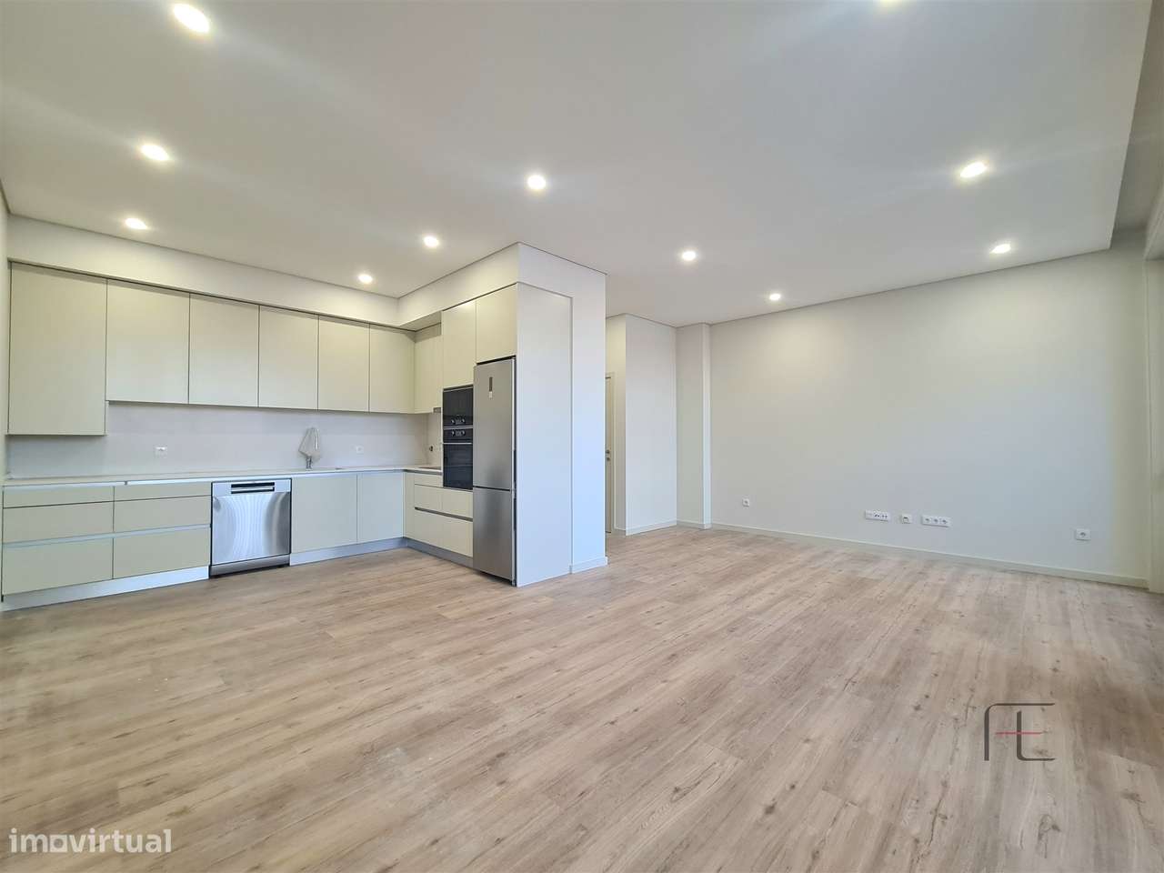 Apartamento T2 novo, centro de Espinho, varanda, terraço e garagem - Grande imagem: 2/15